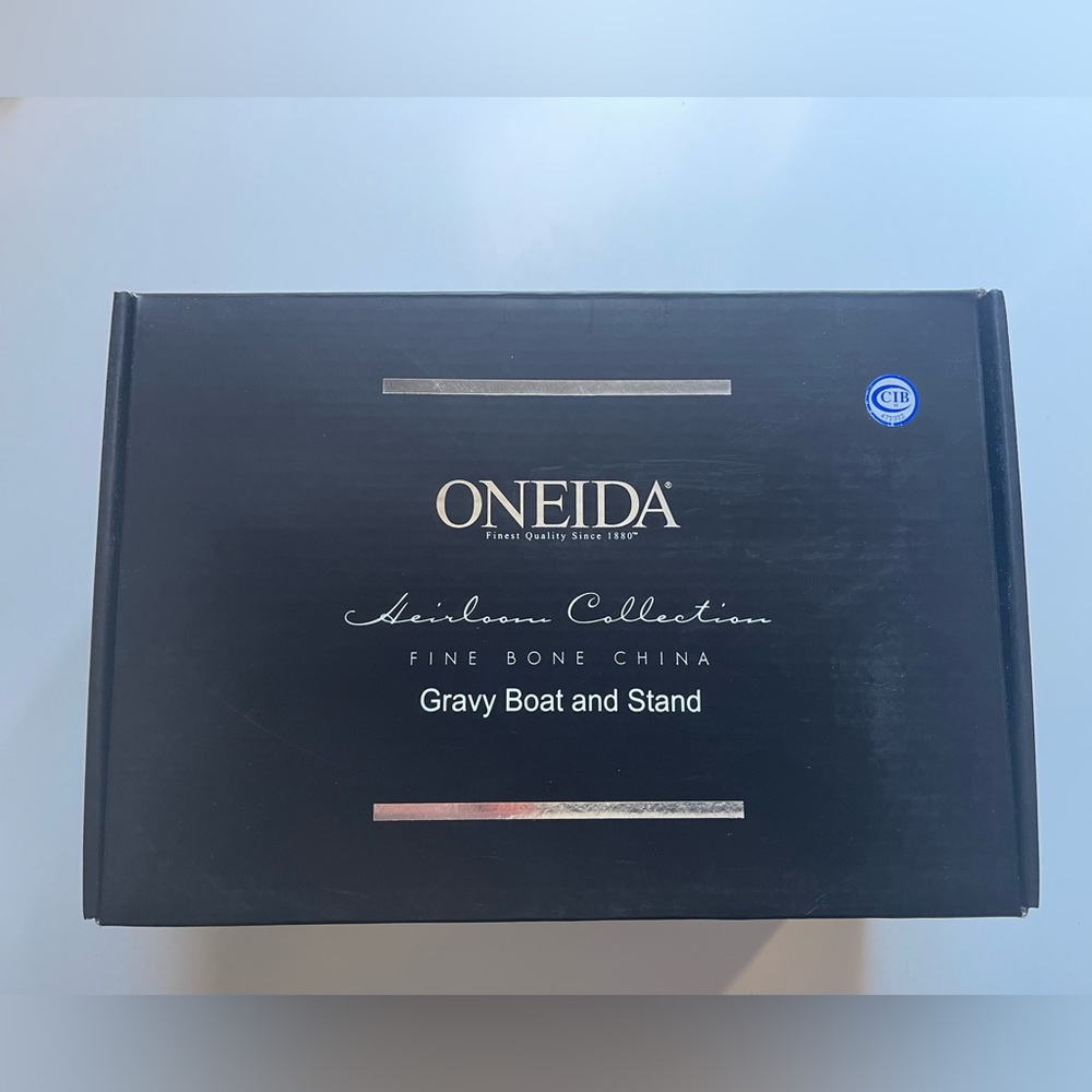 BNIB ONEIDA HEIRLOOM COLLECTION FINE BONE CHINA GRAVY BOAT+STAND